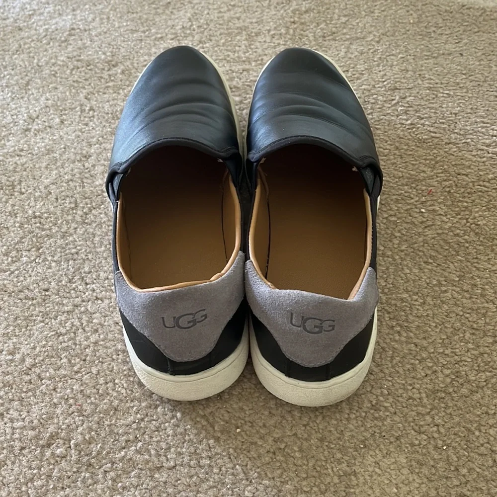 Ugg Black leather slip one - Picture 2 of 3